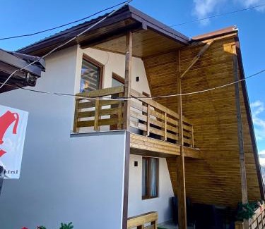 Ranca Bed & Breakfast | Cozy Stay at Restaurant Pensiunea Carmen with Family Amenities