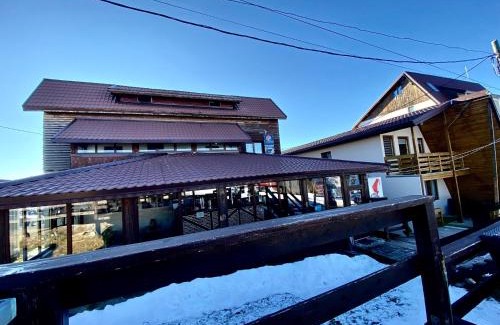 Ranca Bed & Breakfast | Cozy Stay at Restaurant Pensiunea Carmen with Family Amenities