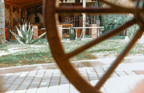 Fardea House | Guest Rated 10/10: Pensiunea Casa Amy with Pool & Kids' Fun