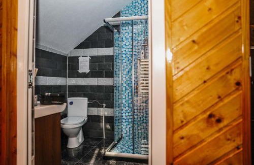 Fardea House | Guest Rated 10/10: Pensiunea Casa Amy with Pool & Kids' Fun