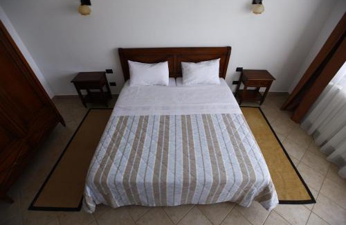 Girbova Hotel | Relax at Pensiunea Casa Buna with Oceanfront Pool Access