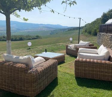 Girbova Hotel | Relax at Pensiunea Casa Buna with Oceanfront Pool Access