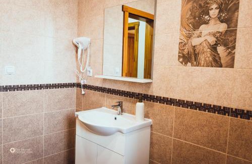 Sauca Hotel | Discover Pensiunea Colt de Rai Cean - Ideal for Families & Pets