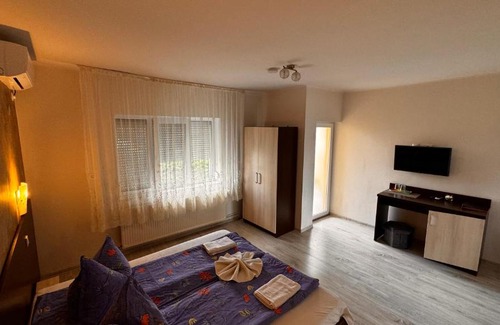 Baile Felix House | Budget-Friendly Retreat at Pensiunea Cory with Kitchen