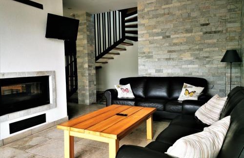 Cisnadie Villa | Discover Pensiunea Cuib: Pet-Friendly Retreat with Hot Tub