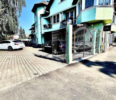 Tirgu Mures House | Welcoming Pensiunea Curtea Bavareza: Family-Friendly Retreat