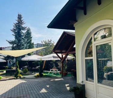 Tirgu Mures House | Welcoming Pensiunea Curtea Bavareza: Family-Friendly Retreat