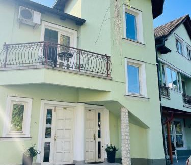 Tirgu Mures House | Welcoming Pensiunea Curtea Bavareza: Family-Friendly Retreat