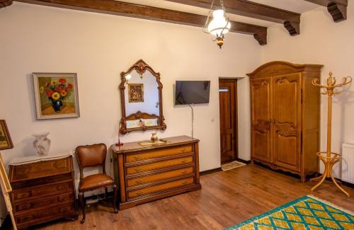 Simionesti House | Exceptional Stay at Pensiunea Curtea lui Toader, 4-Star Comfort