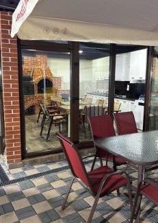 Novaci House | Family-Friendly Retreat at Pensiunea D & Ylan with Kitchen