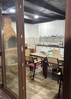 Novaci House | Family-Friendly Retreat at Pensiunea D & Ylan with Kitchen