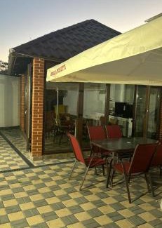 Novaci House | Family-Friendly Retreat at Pensiunea D & Ylan with Kitchen