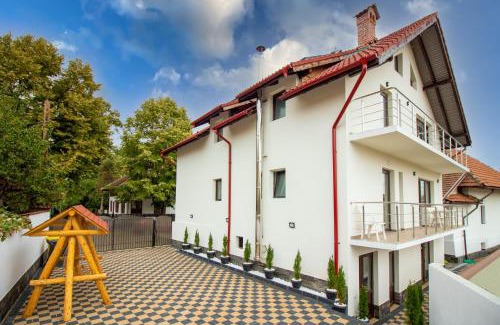 Novaci House | Family-Friendly Retreat at Pensiunea D & Ylan with Kitchen