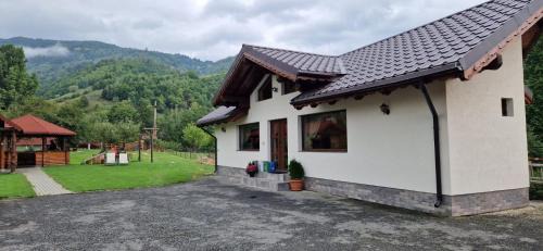 Moieciu House | Unforgettable Stay at Pensiunea Denisa Stoian - Rated 10/10
