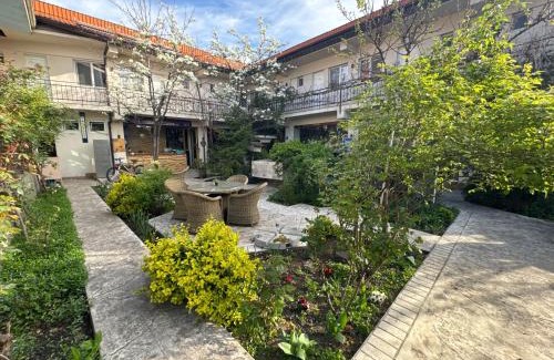Drobeta-Turnu Severin House | Pet-Friendly Retreat at Pensiunea Drobeta with Breakfast