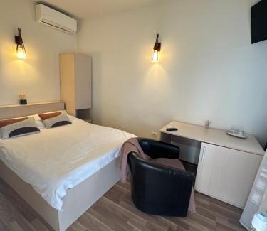 Drobeta-Turnu Severin House | Pet-Friendly Retreat at Pensiunea Drobeta with Breakfast