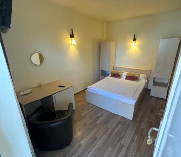 Drobeta-Turnu Severin House | Pet-Friendly Retreat at Pensiunea Drobeta with Breakfast