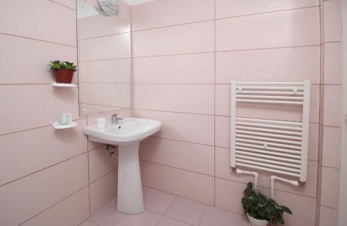 Baile Herculane House | Discover Pensiunea Floare de Colt: Family-Friendly Retreat