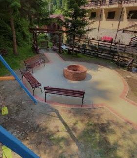Moeciu de Sus House | Cozy Guest Houses in Moieciu de Sus, Romania with Pool