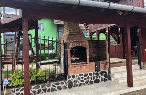 Gura Raului House | Kid-Friendly Retreat at Pensiunea George Awaits You
