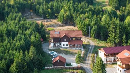 Bistrita Bargaului House | Cozy Pensiunea Ily: Guest Rated 9/10 with Hot Tub & Kitchen