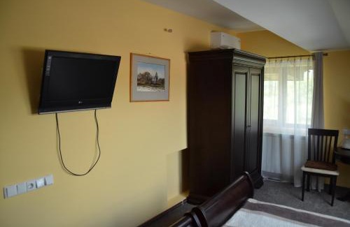 Bumbesti-Pitic House | Guest Rated 10/10 at Pensiunea Koruna with Hot Tub & Dining