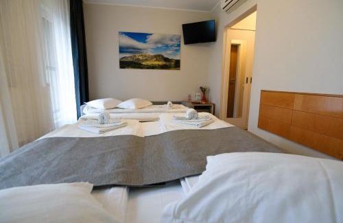 Cimpia Turzii House | Book Your Stay at Pensiunea La Broscuta with Pool & Ocean View
