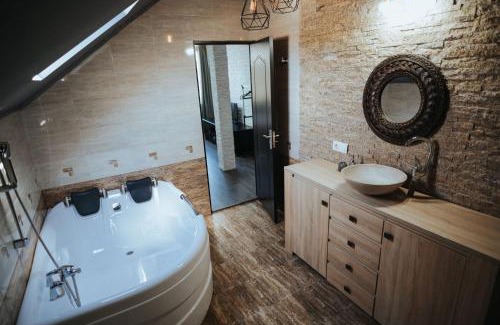 Oncesti House | Guest Rated 10/10 at Pensiunea La Lenuta - Family-Friendly Stay
