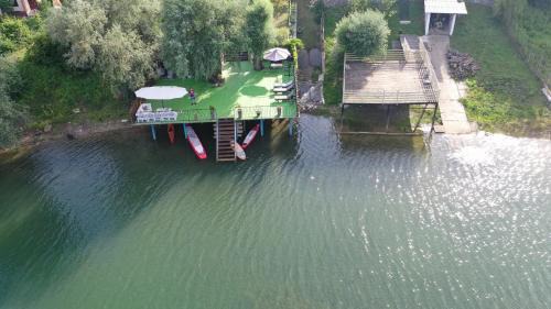 Teliucu Inferior Villa | Pensiunea La Rose-lângă lac cu ponton