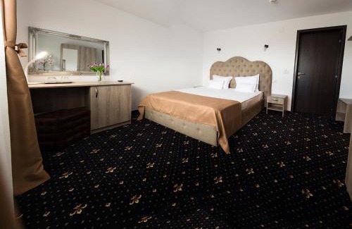 Blaj House | Family-Friendly Pensiunea La Vie with Pool & Dining Options