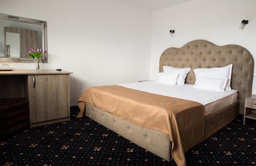 Blaj House | Family-Friendly Pensiunea La Vie with Pool & Dining Options