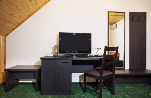 Ernei House | Discover Pensiunea Laci Csarda Ernei: 4-Star Family Retreat