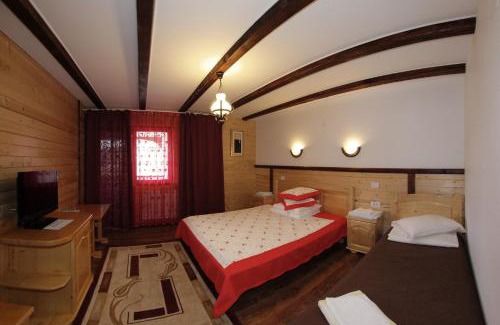 Sacel House | Cozy Getaway at Pensiunea Lacramioara with Hot Tub & Pool