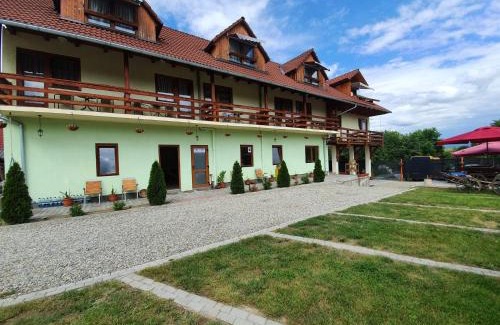 Cartisoara House | Idyllic PENSIUNEA LEIA: Poolside Retreat on Transfăgărășan