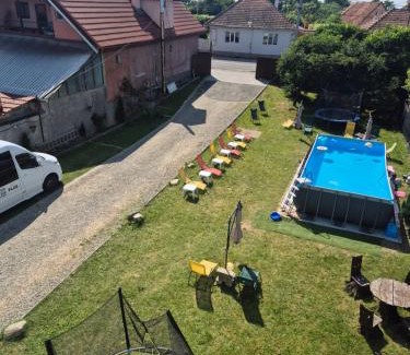 Cartisoara House | Idyllic PENSIUNEA LEIA: Poolside Retreat on Transfăgărășan