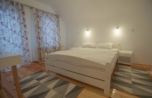 Gales House | Inviting Pensiunea Livada Amely: Family-Friendly Getaway