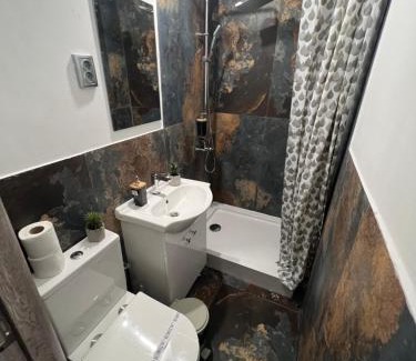 Craiova House | Pet-Friendly Retreat at Pensiunea Luisa with Hot Tub