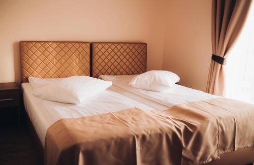 Floresti House | Discover Pensiunea Maria: Family-Friendly Retreat with Pool