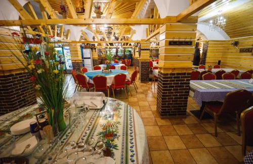 Suceava Hotel | Explore Pensiunea Meteora: Family-Friendly with Breakfast