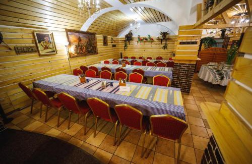 Suceava Hotel | Explore Pensiunea Meteora: Family-Friendly with Breakfast