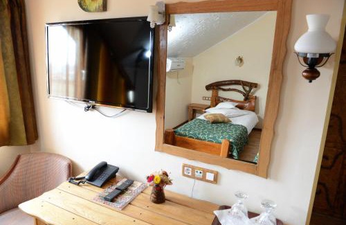 Cimpia Turzii House | Oceanfront Pensiunea Milexim: 4-Star Stay with Pool Access