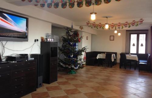 Ranca House | Cozy Pensiunea Roka: Family-Friendly with Hot Tub & More