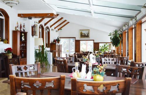 Paltinis House | Elegant Retreat at Pensiunea Romantic Belvedere Paltinis