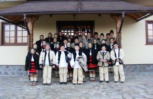 Stramtura House | Welcoming Pensiunea Sanziene: Family-Friendly Retreat