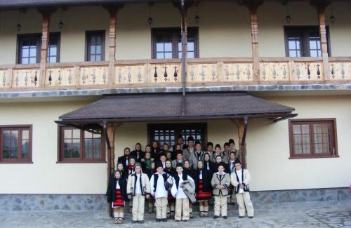 Stramtura House | Welcoming Pensiunea Sanziene: Family-Friendly Retreat