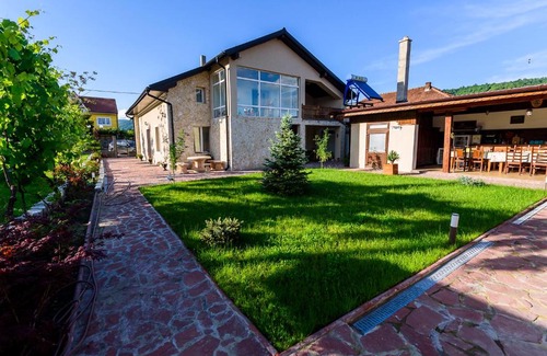 Eselnita House | Pensiunea SARRA: Guest Rated 9.6 with Pool Access