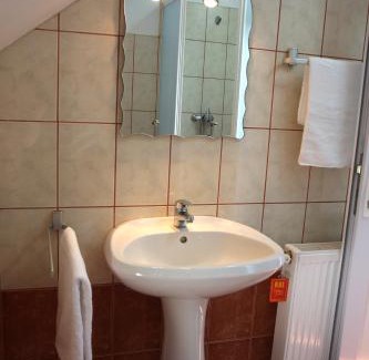 Sighisoara House | Cozy Pensiunea Sighisoara: Poolside Retreat with Ocean View