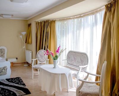 Campulung House | Charming Pensiunea Un Baiat si o Fata with Breakfast & Kitchen