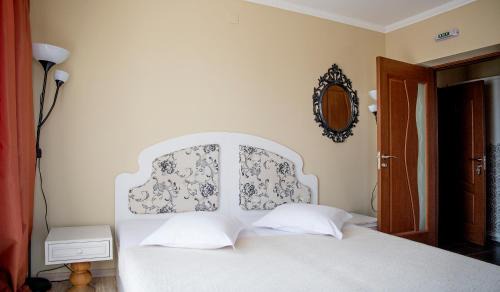 Campulung House | Charming Pensiunea Un Baiat si o Fata with Breakfast & Kitchen