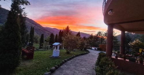 Lunca Jaristei Cabin | Paradise Awaits: Guest Rated 9.9 with Family-Friendly Amenities